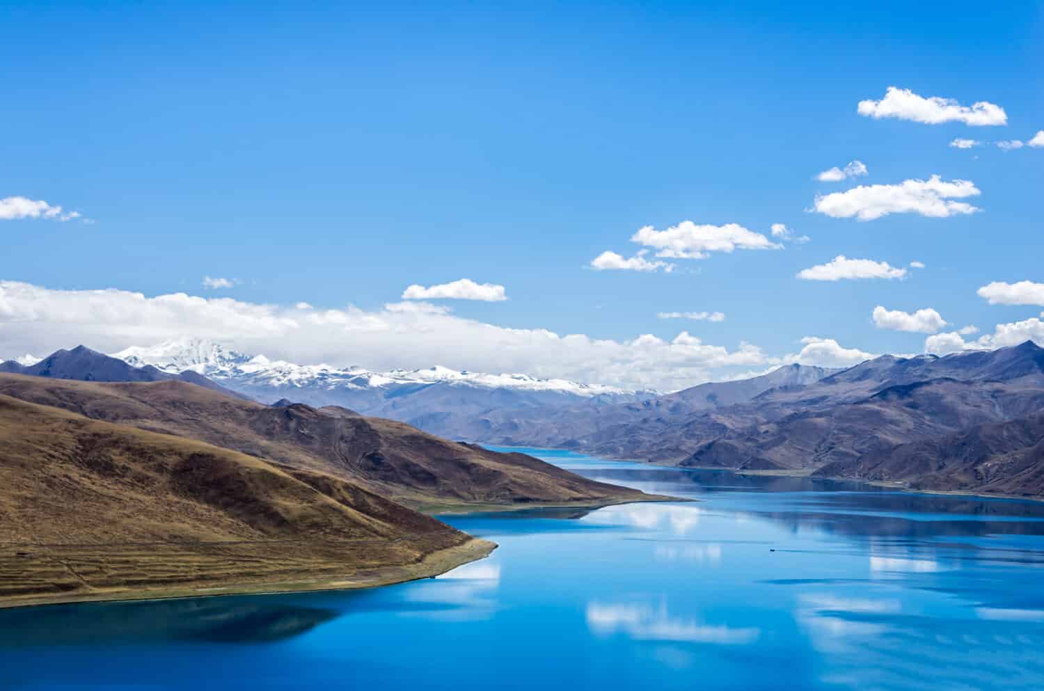 Lago Yamdrok "il quinto lago più grande del Tibet, Cina. bellissimo lago blu sulla terra più alta con montagne sotto il cielo blu e nuvole bianche. Punto di riferimento del Tibet.