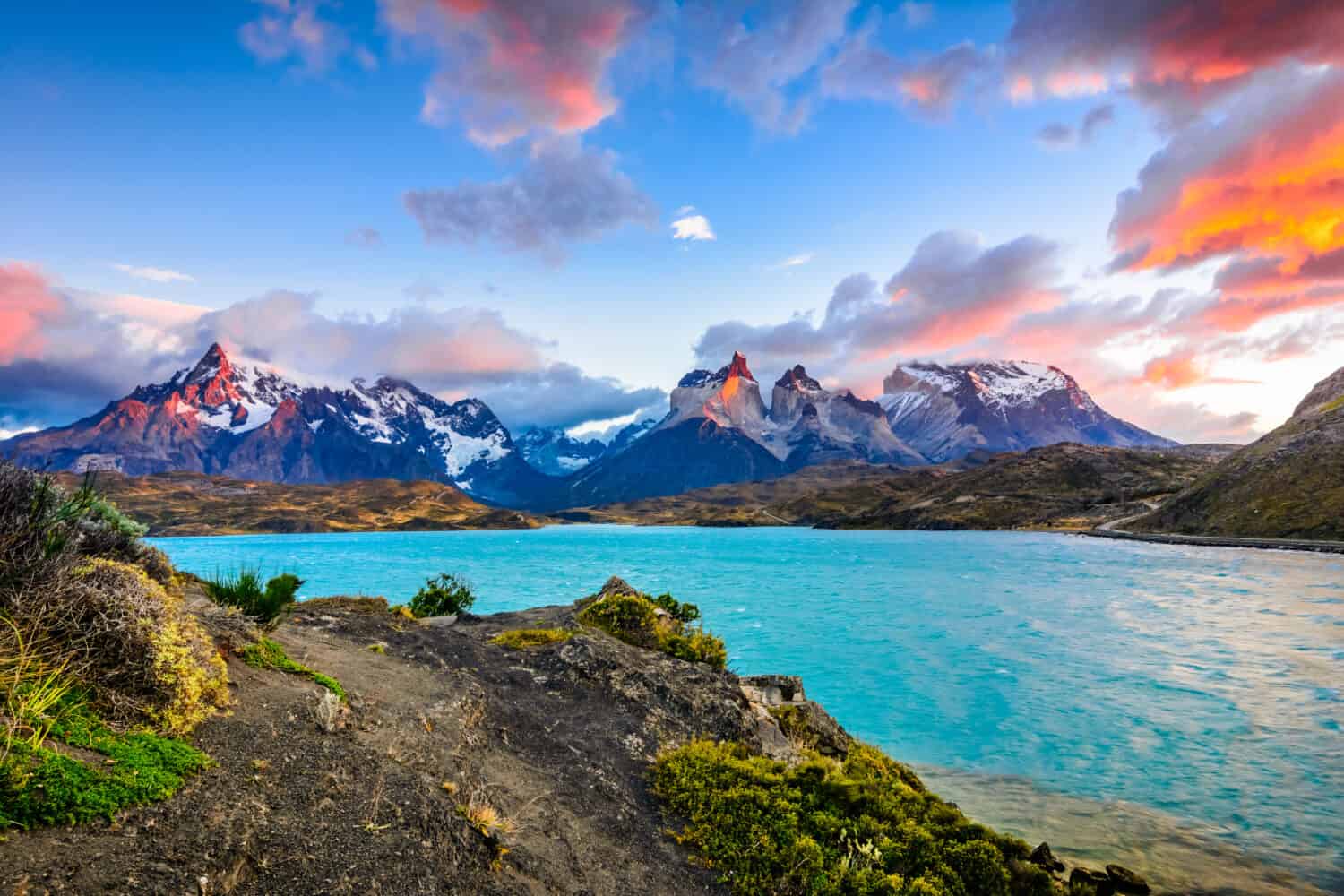 Torres del Paine sopra il lago Pehoe, Patagonia, Cile - campo di ghiaccio della Patagonia meridionale, regione di Magellano del Sud America