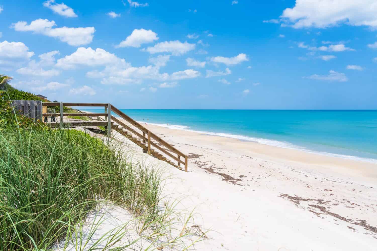 Scale di legno per la spiaggia in riva al mare da una casa privata in Florida, Melbourne Beach.  Tipica vista sulla spiaggia in Florida