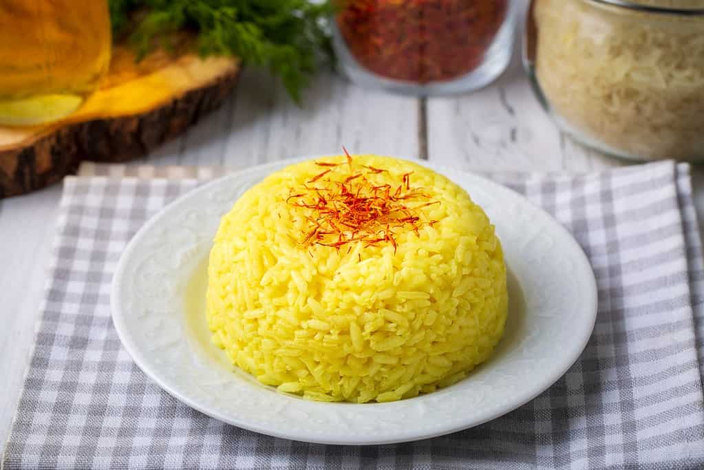 Un piatto di pilaf di riso allo zafferano (nome turco; safranli pilav)