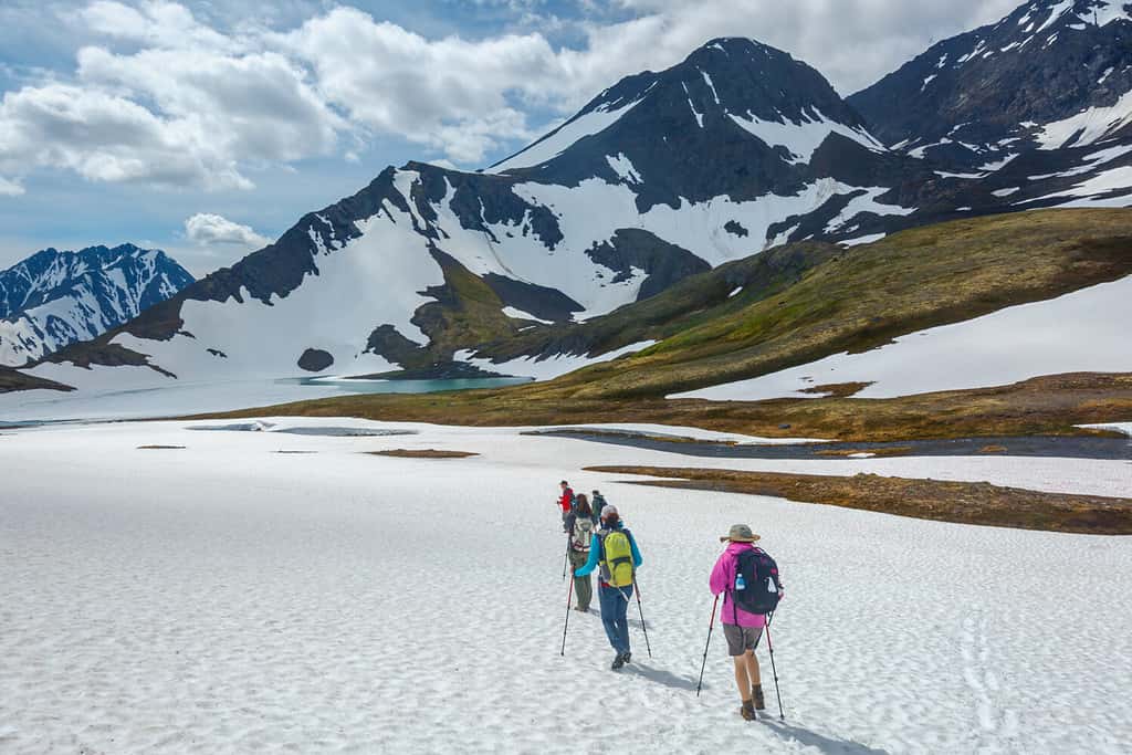 Escursioni in un nevaio a Crow Pass in Alaska nel mese di giugno.