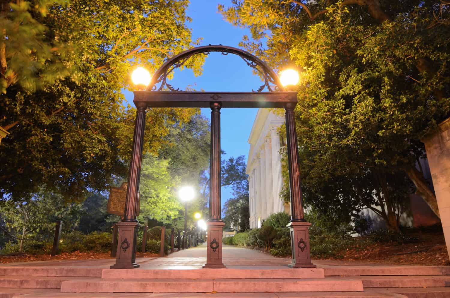 Storico arco in acciaio nel campus dell'Università della Georgia ad Atene, Georgia, Stati Uniti d'America.