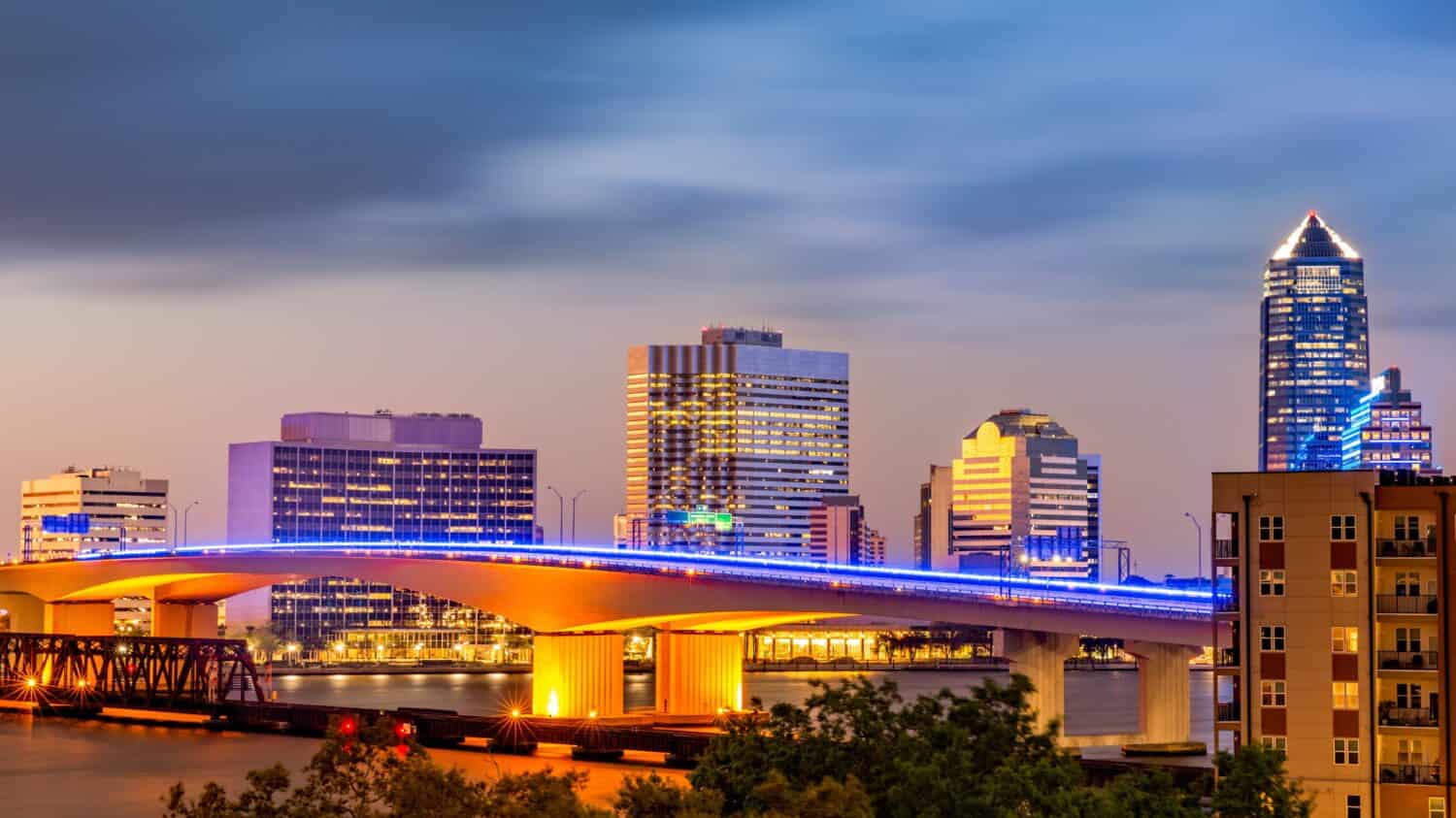 Lunga esposizione dello skyline di Jacksonville, Florida e del ponte Acosta che attraversa il fiume St. Johns, al crepuscolo.  Jacksonville è una città situata sulla costa atlantica della Florida nord-orientale.