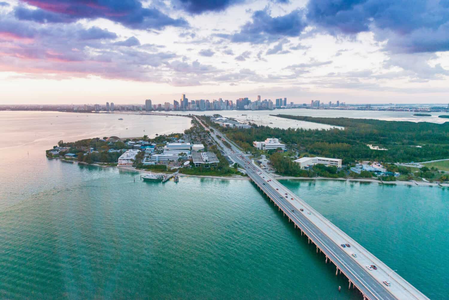 Vista aerea di Miami Rickenbacker Causeway al tramonto, Florida.