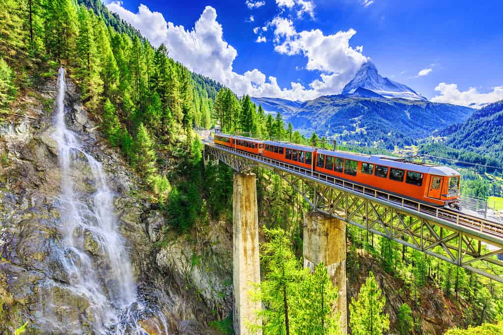 Zermatt, Svizzera.  Treno turistico Gornergrat con cascata, ponte e Cervino.  Regione Vallese.