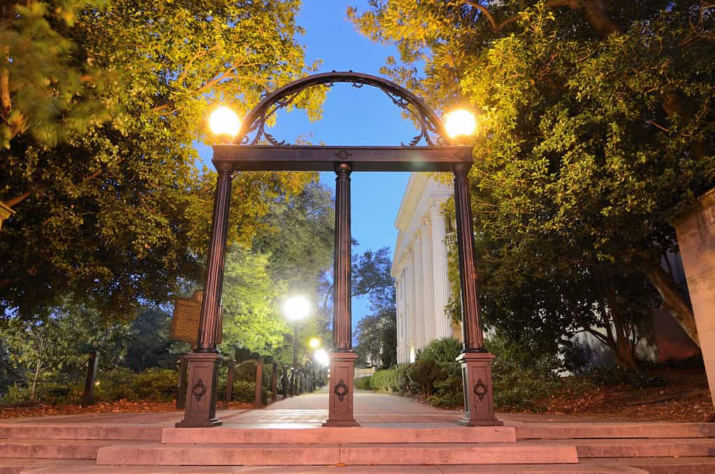 Storico arco in acciaio nel campus dell'Università della Georgia ad Atene, Georgia, Stati Uniti d'America.