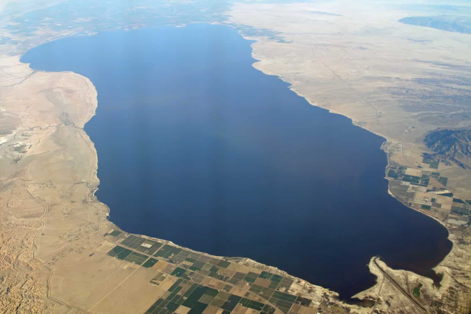 Veduta aerea del Salton Sea, circondato dalla Valle Imperiale e dal deserto del Mojave