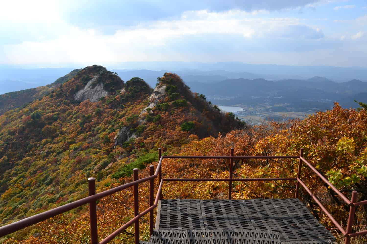 Un bellissimo paesaggio autunnale nel Parco Nazionale di Gyeryongsan, Corea del Sud