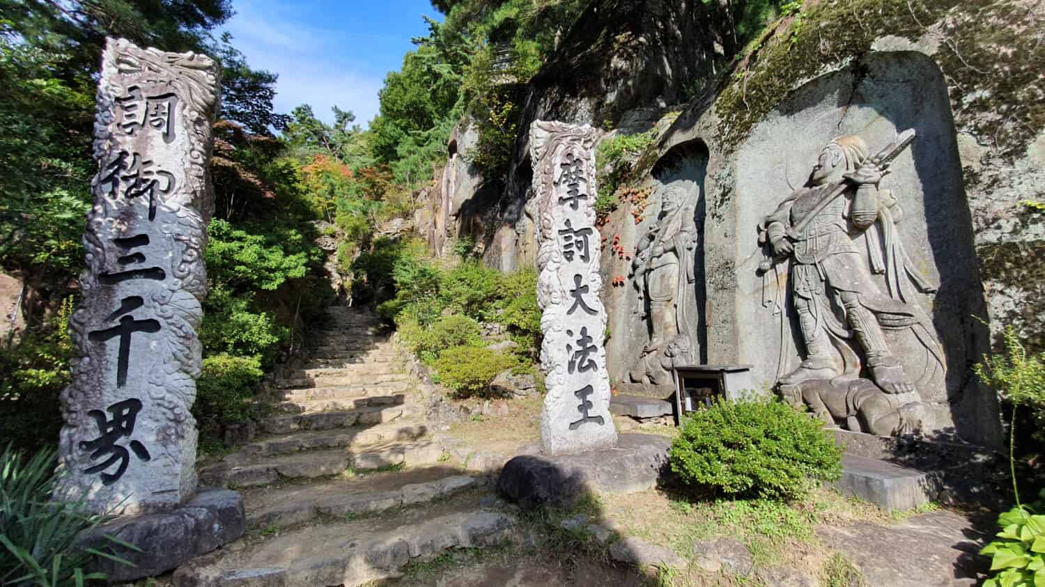 Ingresso custodito dai re celesti al Tempio Seoamjeongsa nel Parco Nazionale di Jirisan, Corea del Sud.  Traduzioni: Tremila regni;  Corte Suprema di Maha.