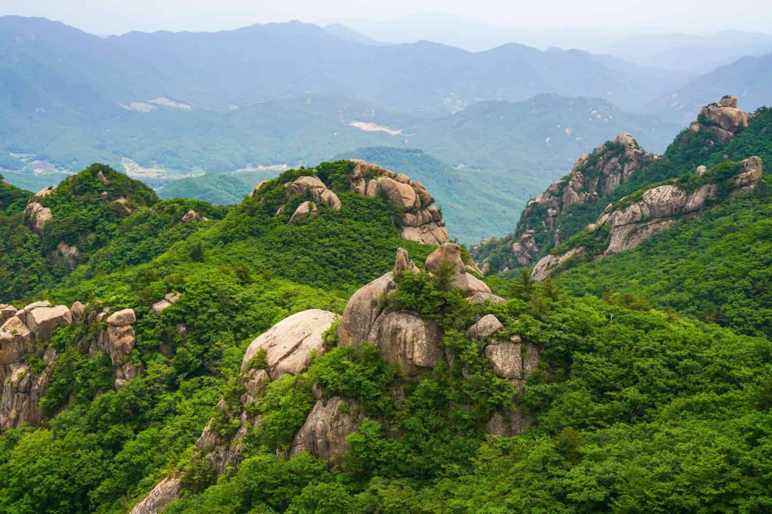 Angolo alto e vista estiva delle rocce e della scogliera di Munjangdae Peak al Parco Nazionale di Songnisan vicino a Sangju-si, Corea del Sud