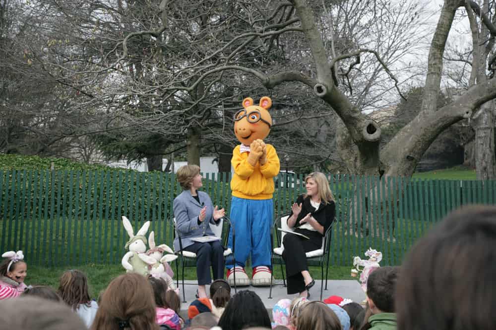 La signora Laura Bush, insieme a sua figlia Jenna, applaude il personaggio della PBS "Arthur", dopo la lettura di "Arthur incontra il presidente", lunedì 24 marzo 2008, durante i festeggiamenti al White House Easter Egg Roll del 2008 sul South Lawn della Casa Bianca.