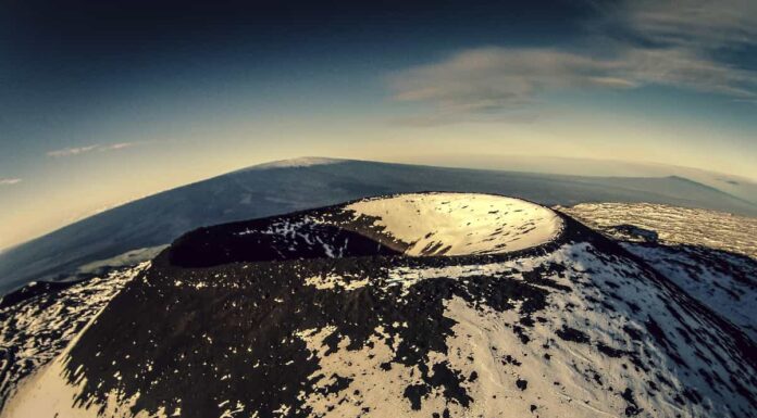 Il punto più alto delle Hawaii è così alto che è coperto di neve!
