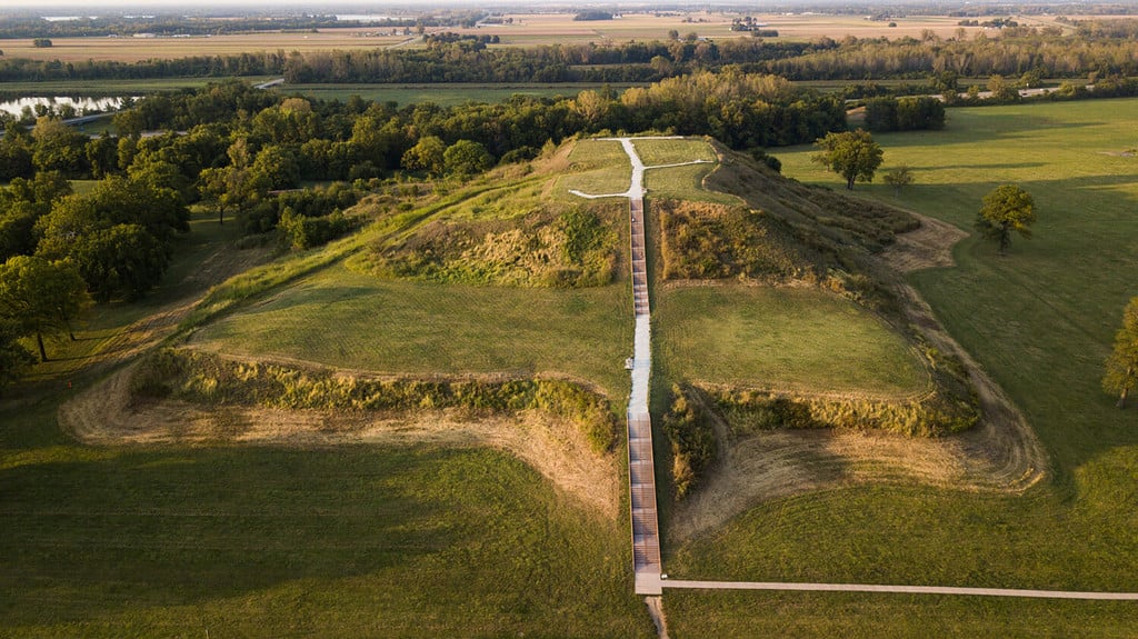 Il più grande tumulo di terra del Nord America, veduta aerea di Monk's Mound a Cahokia.