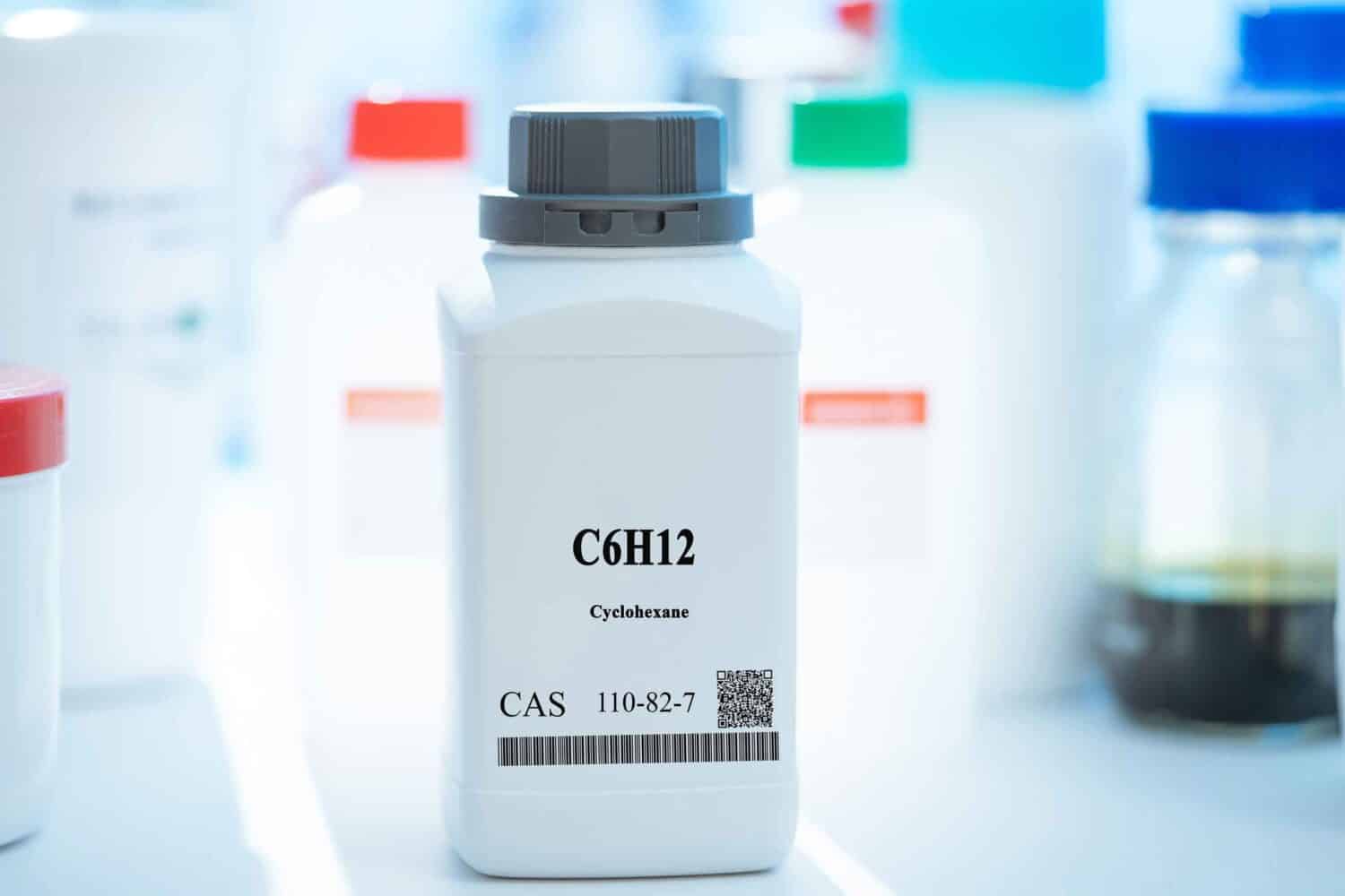 C6H12 cicloesano CAS 110-82-7 sostanza chimica in confezione da laboratorio in plastica bianca
