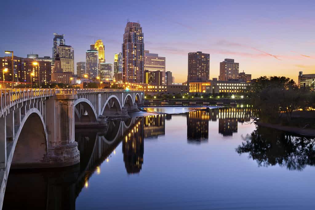 Minneapolis.  Immagine dell'orizzonte del centro di Minneapolis al tramonto.