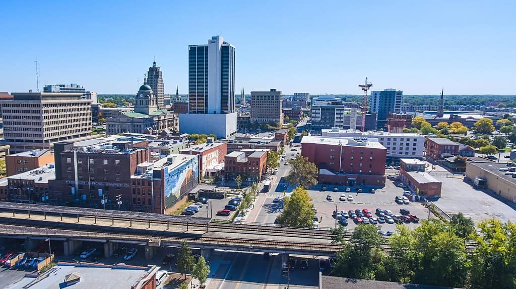 Skyline aereo del centro di Fort Wayne, Indiana, con binari del treno