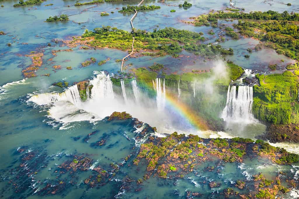 Bella veduta aerea delle cascate di Iguazu dal giro in elicottero - Una delle sette meraviglie naturali del mondo - Foz do Iguaçu, Brasile