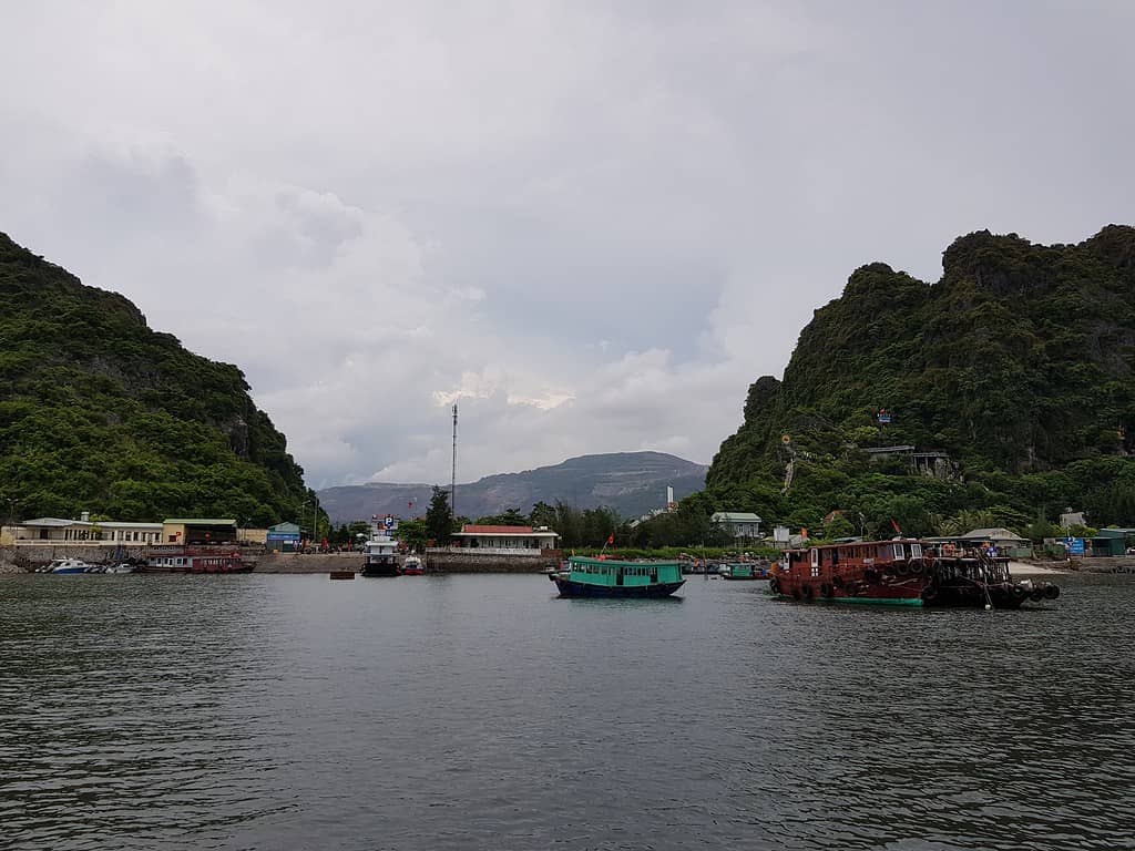 Cam Pha è una città portuale industriale chiave in Vietnam