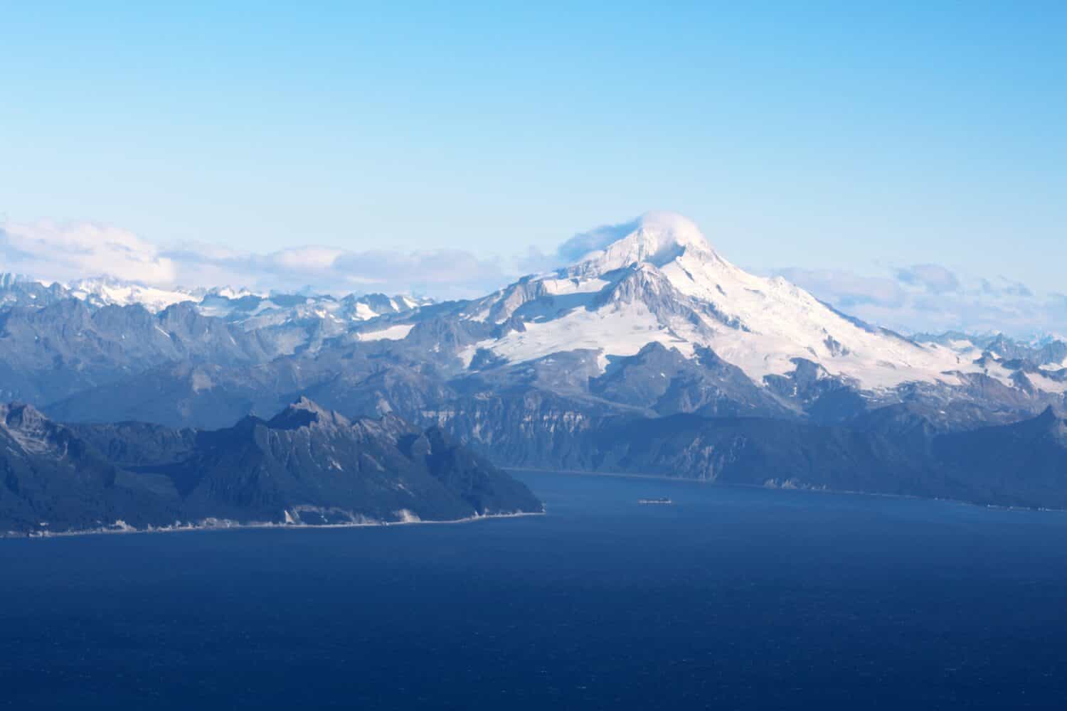 Il monte Iliamna e il Cook Inlet visto dall'aereo, Alaska, Stati Uniti