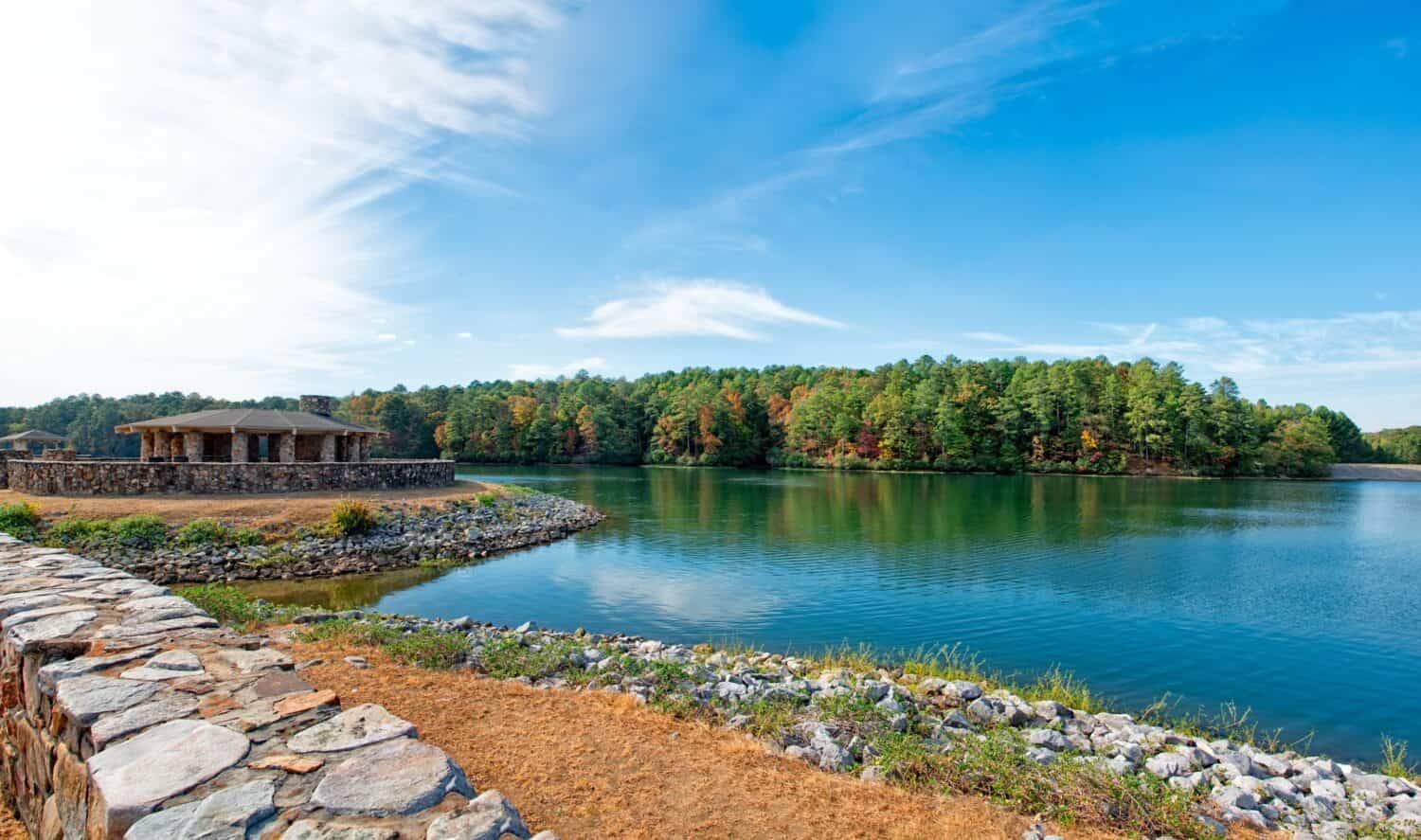 Oak Mountain State Park vicino a Birmingham in Alabama con cielo blu e riflessi sul lago