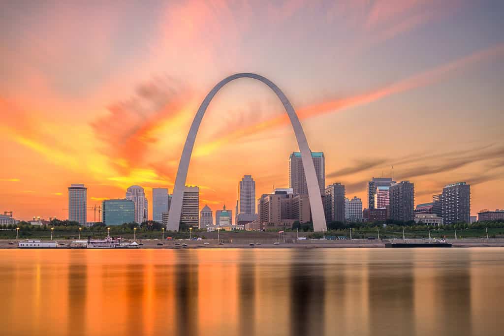 Paesaggio urbano del centro di St. Louis, Missouri, Stati Uniti d'America sul fiume al crepuscolo.
