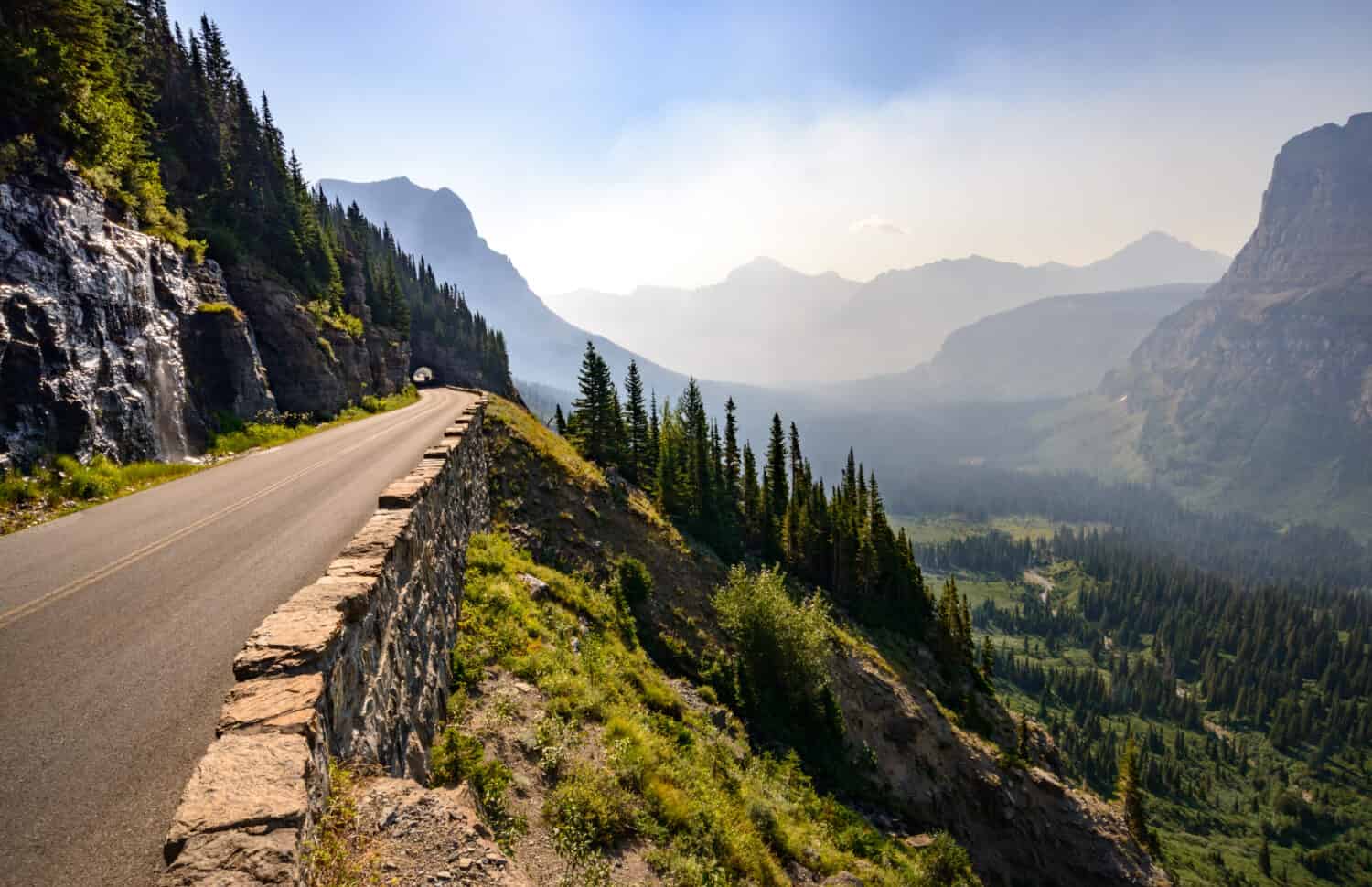 Strada e tunnel con vista sulla valle, Glacier National Park