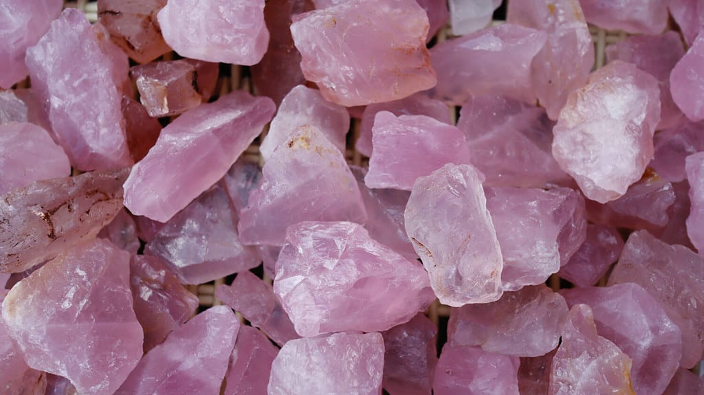 Il gruppo di pietra di quarzo rosa