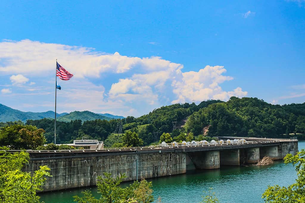 Fontana Dam fa parte dell'Appalachian Trail.  Fontana Dam è una diga idroelettrica nelle contee di Swain e Graham, nella Carolina del Nord.