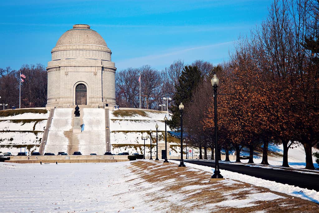 Il presidente William McKinley National Memorial con una leggera nevicata sul terreno.  Cantone, Ohio 
