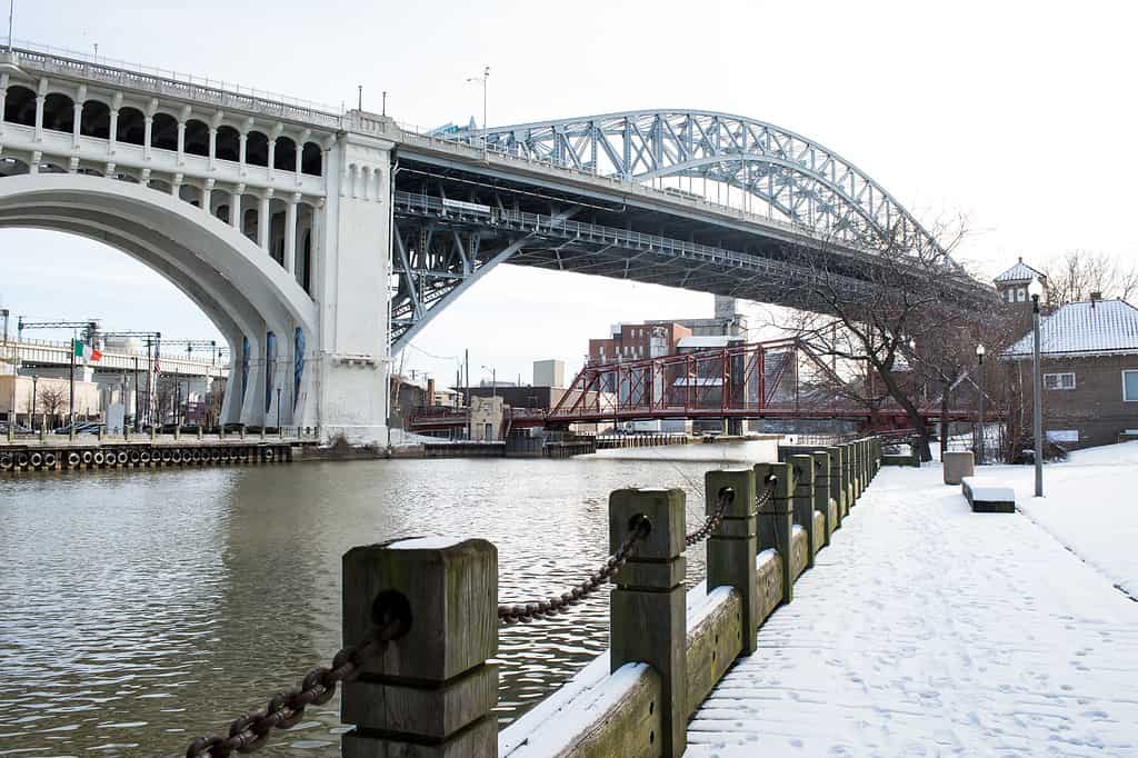 Detroit-Superior Bridge a Cleveland Ohio con un leggero strato di neve.