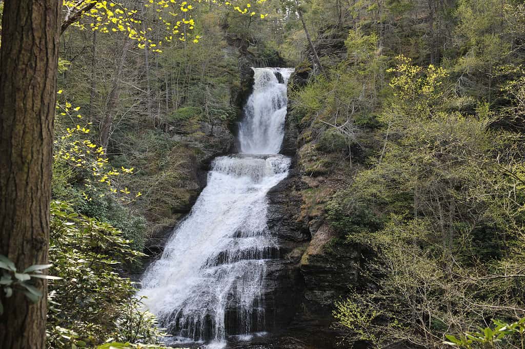 Una bellissima vista delle cascate Dingmans, cascata in Pennsylvania