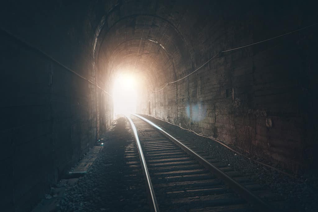 Tunnel con binari del treno