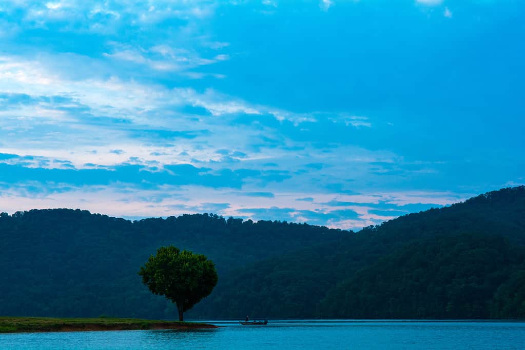 Il lago Cherokee è uno dei migliori laghi balneabili del Tennessee