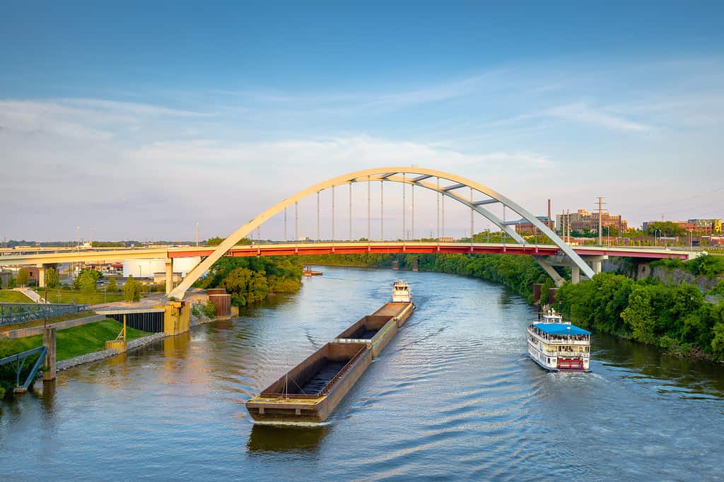 Ponti e barche sul fiume Cumberland da Nashville, Tennessee, Stati Uniti.