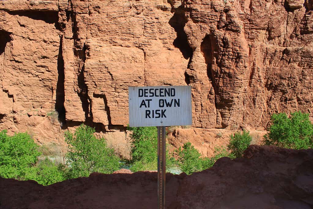 Firma con "scendi a tuo rischio e pericolo" alla riserva indiana di Havasupai in Arizona