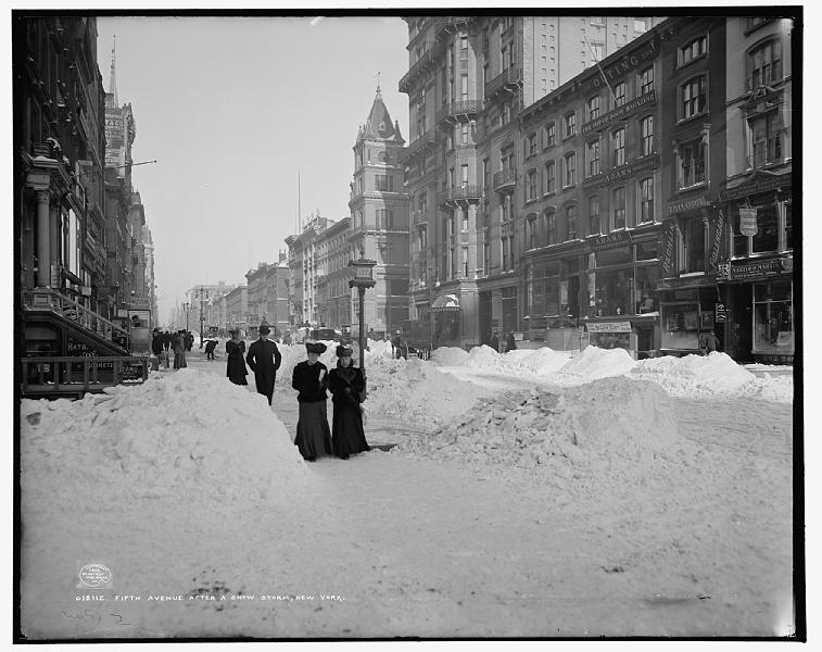 Fifth Avenue dopo una tempesta di neve, New York, circa 1905