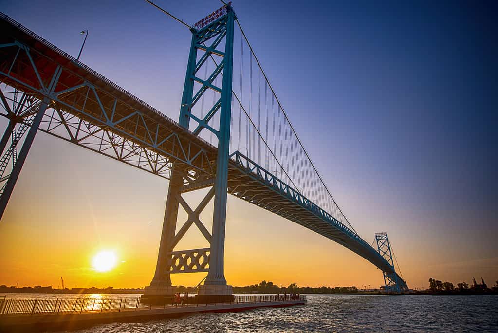 Vista dell'Ambassador Bridge che collega Windsor, Ontario a Detroit Michigan al tramonto