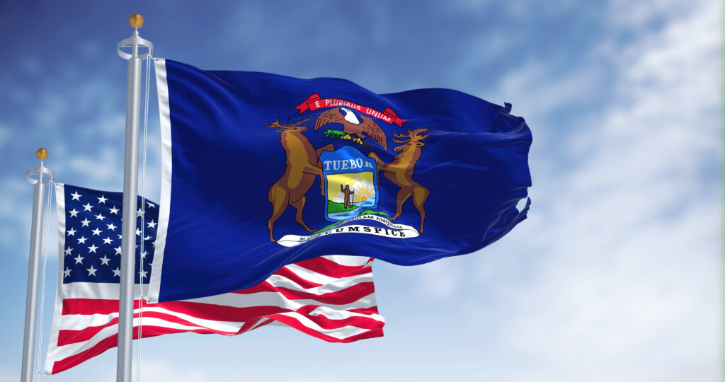 Bandiera del Michigan che sventola davanti alla bandiera americana