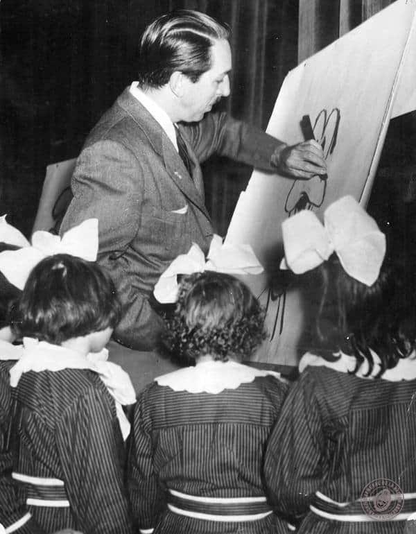 Walt Disney dimostra come disegnare Pippo, 1941