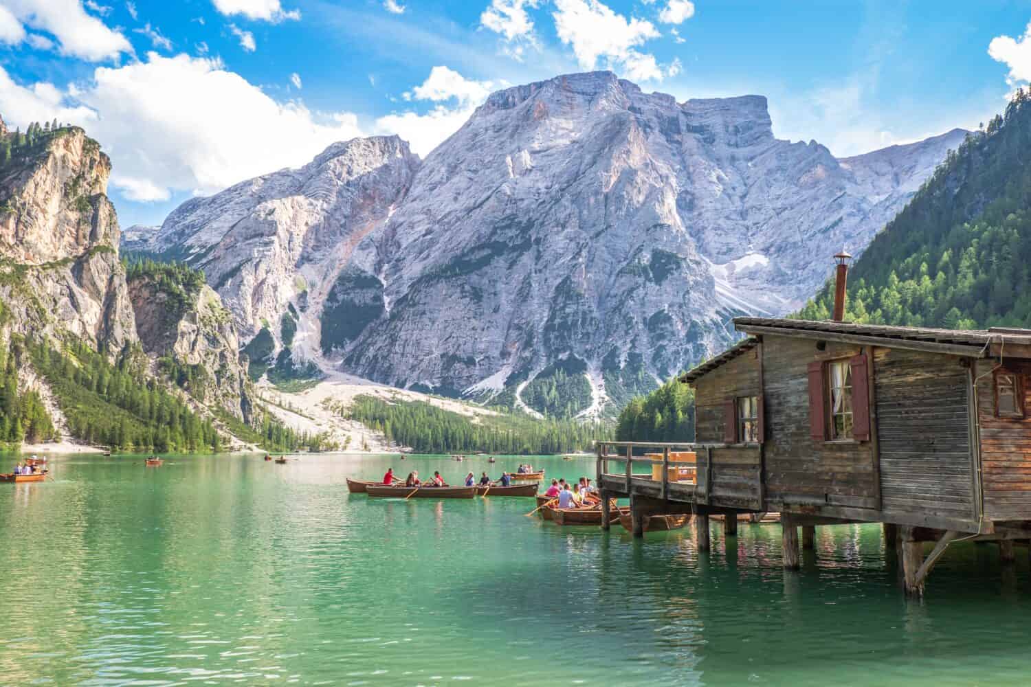 Lago di Braies (noto anche come Lago di Braies o Lago di Braies) nelle Dolomiti, Sudtirol, Italia.  Posto romantico con tipiche barche in legno sul lago alpino.  Escursionismo viaggio e avventura.
