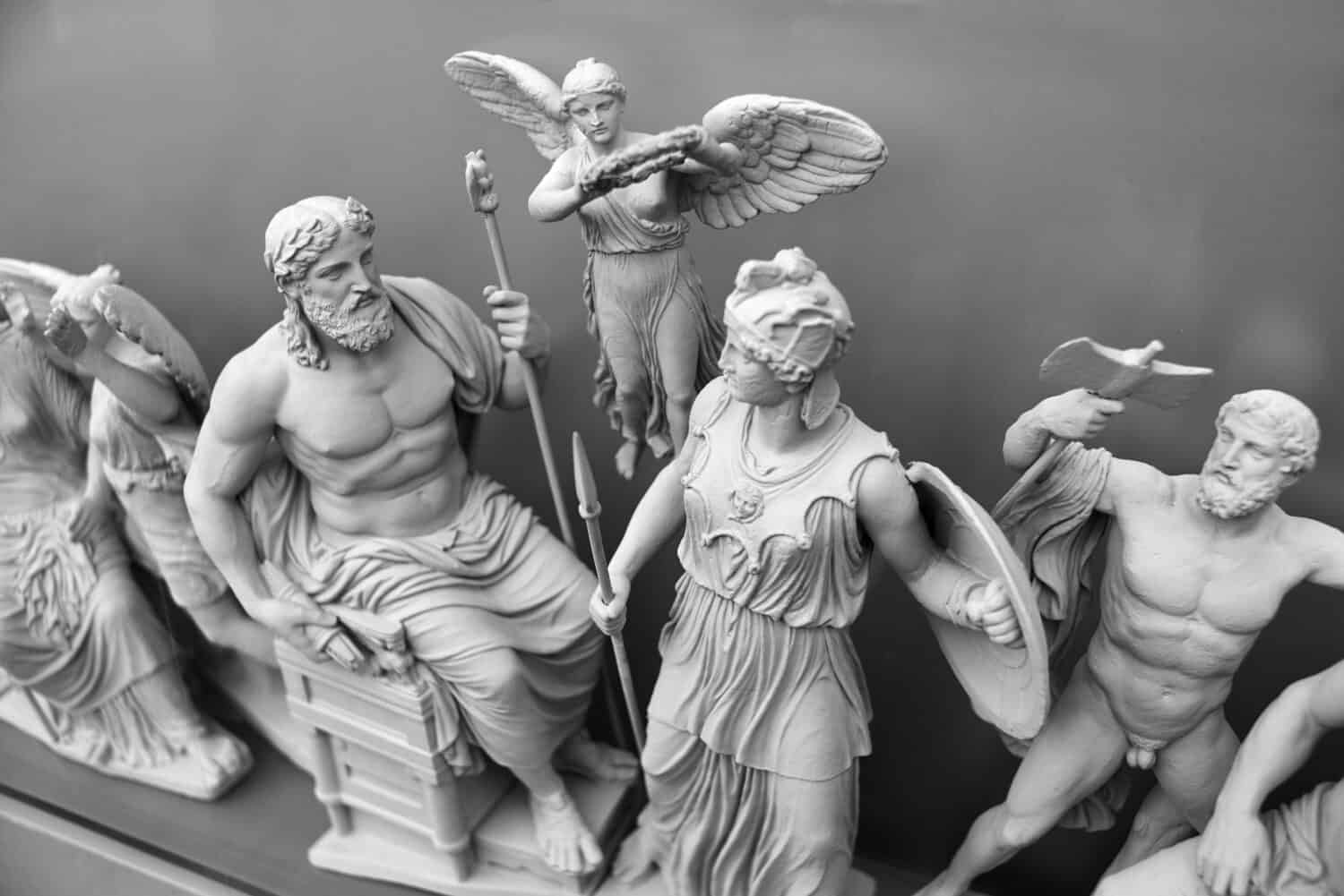 Statue degli antichi dei Zeus e Atena.