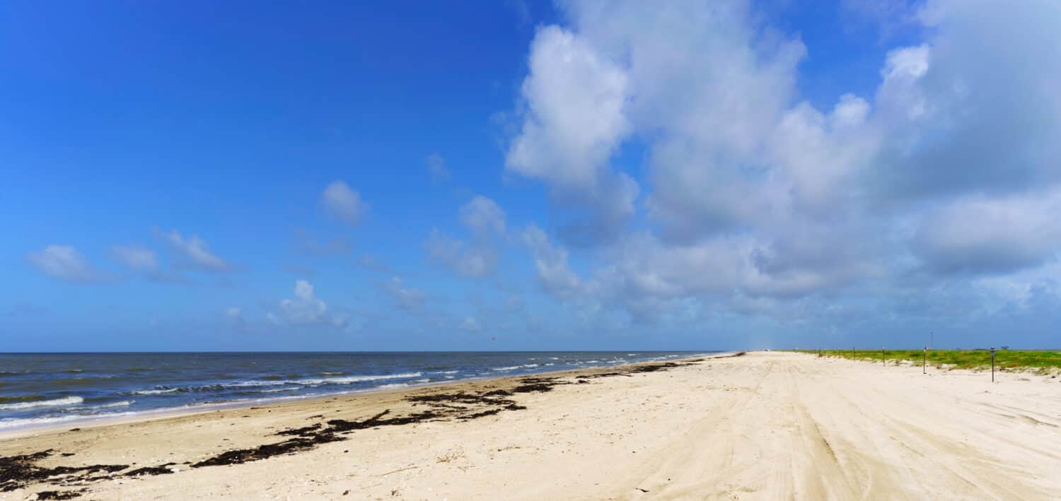La spiaggia deserta di Rutherford Beach, Cameron Parish, Louisiana, sul Golfo del Messico, con cielo azzurro e onde dolci.