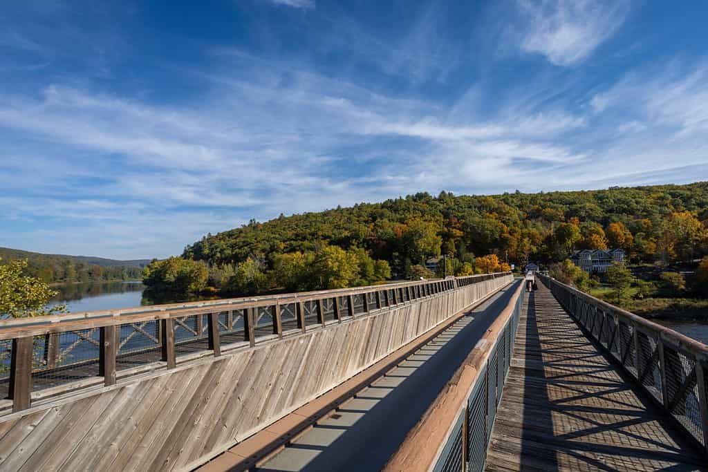 Storico ponte Roebling noto anche come Roebling's Delaware Aqueduct sul fiume Delaware in una brillante mattina d'autunno