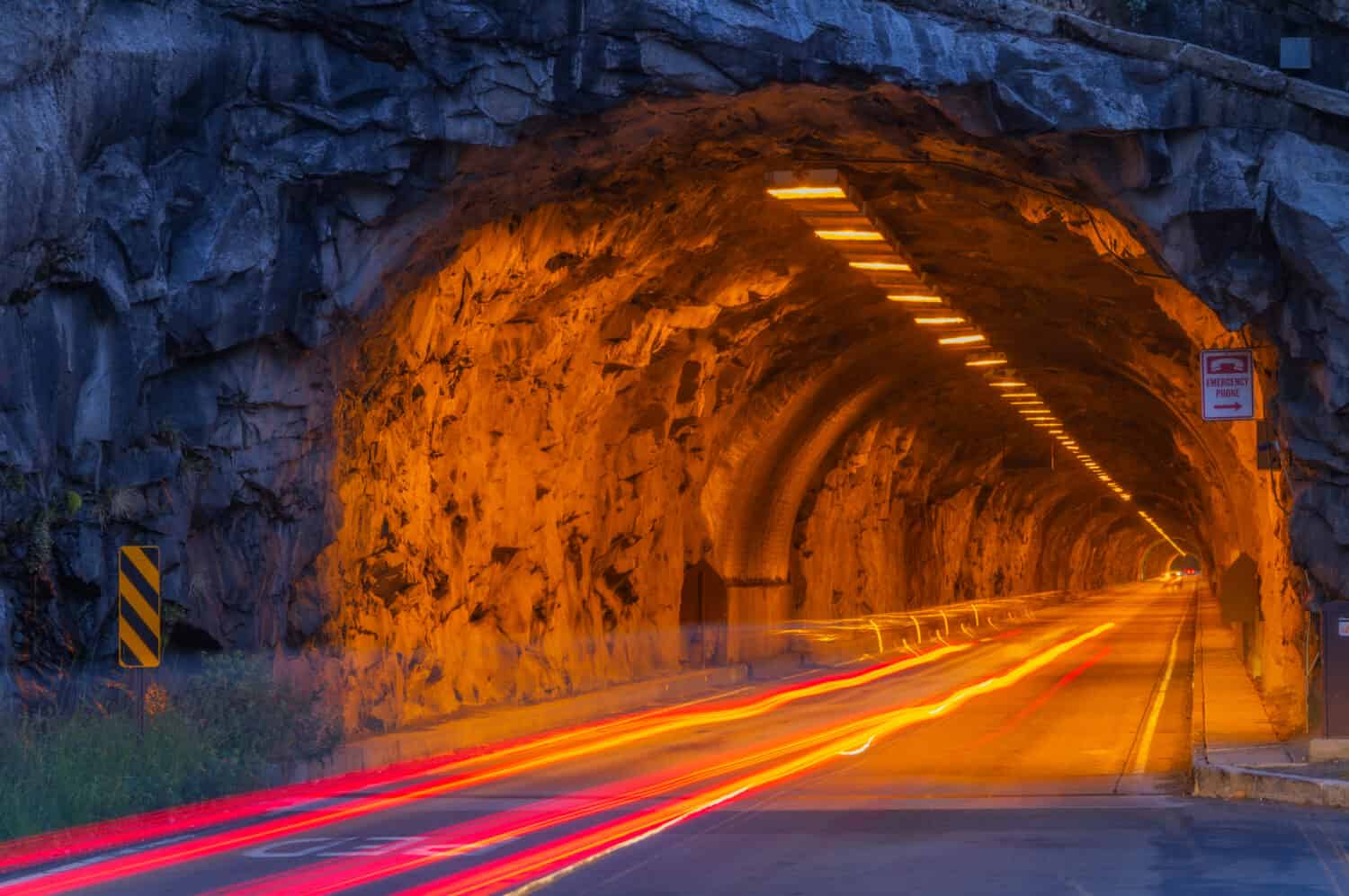 Le auto passano attraverso il Wawona Tunnel nel Parco Nazionale di Yosemite in California