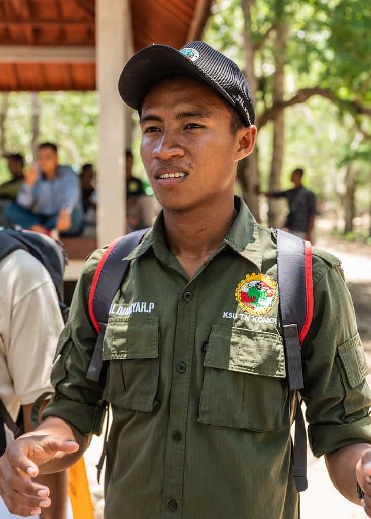 Isola di Komodo, Indonesia - 24 Febbraio 2019: Parco Nazionale di Komodo.  Ritratto di giovane in abito verde scuro è un ranger, guida nel parco.
