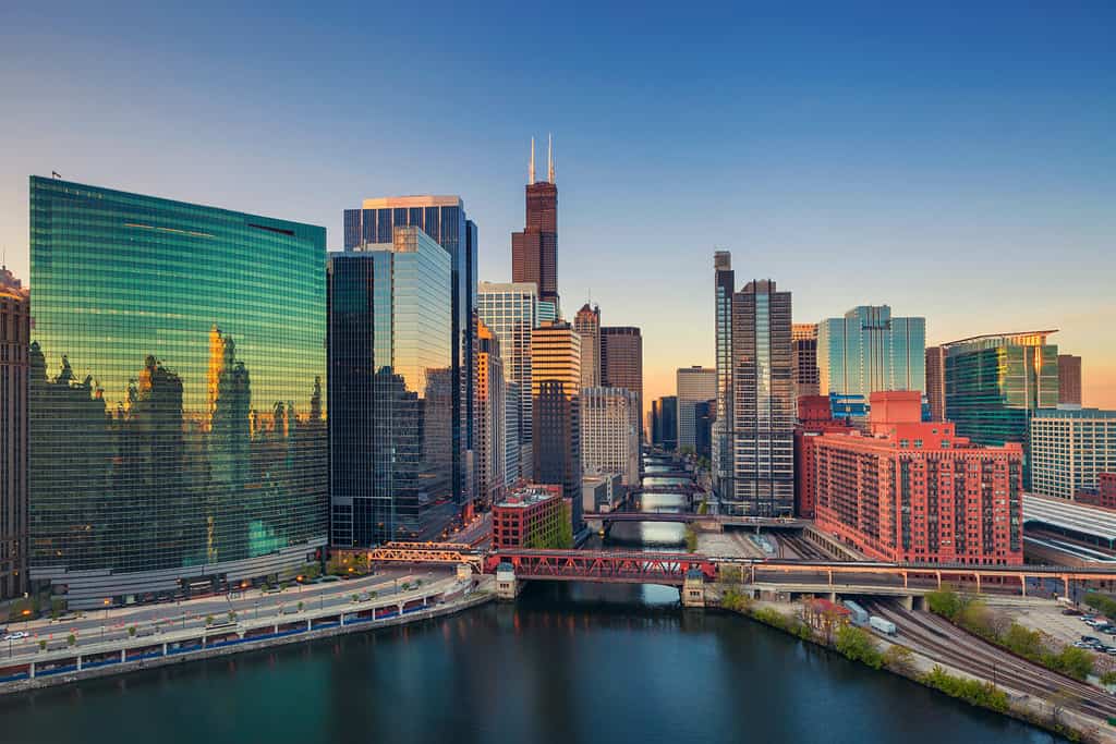 Chicago all'alba.  Immagine del paesaggio urbano del centro di Chicago all'alba.