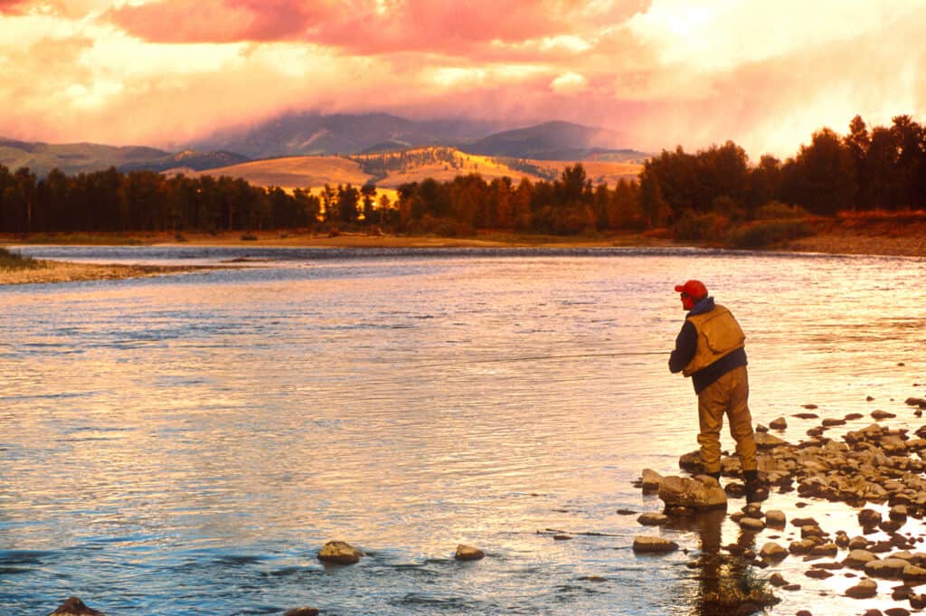 L'uomo pesca sul fiume Blockfoot nel Montana
