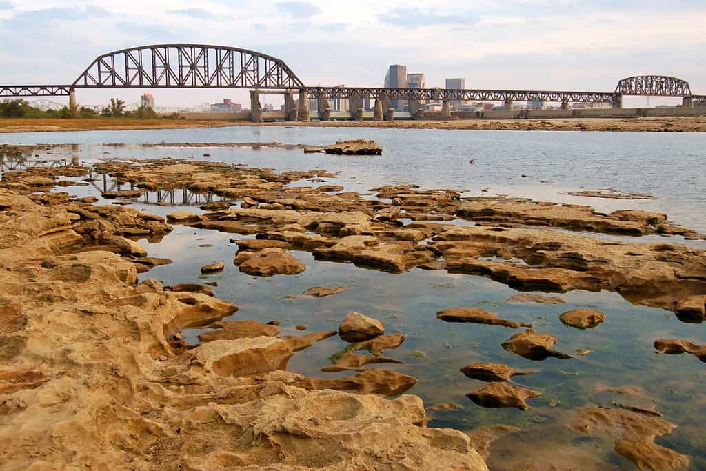 Il letto del fiume nelle cascate dell'Ohio State Park contiene fossili del periodo Devoniano