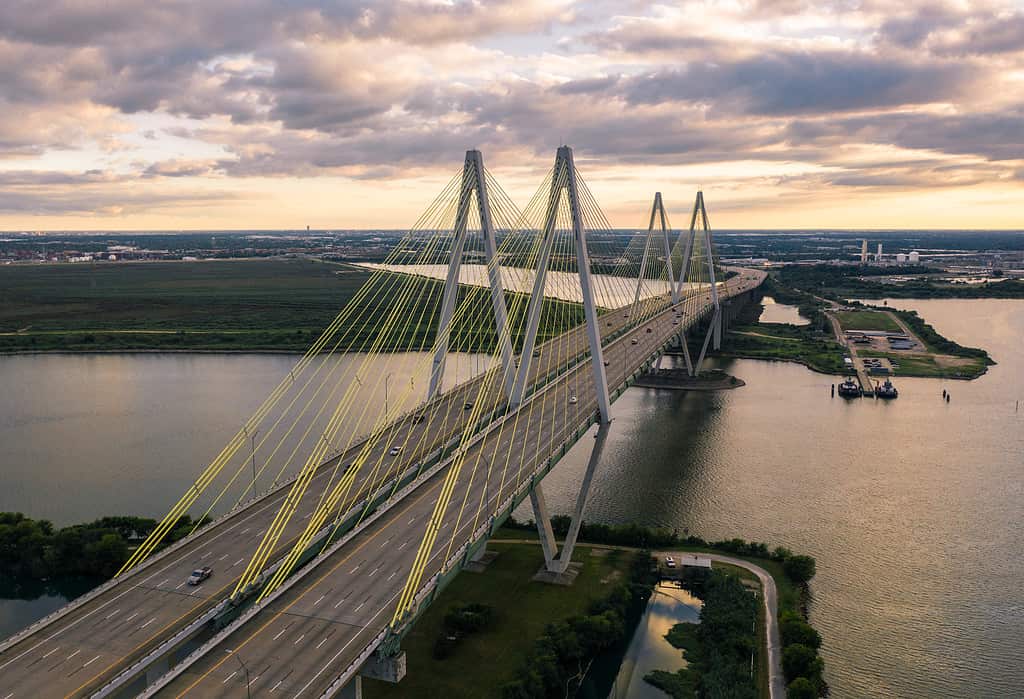 Vista aerea del ponte sospeso Fred Hartman a Baytown, Texas