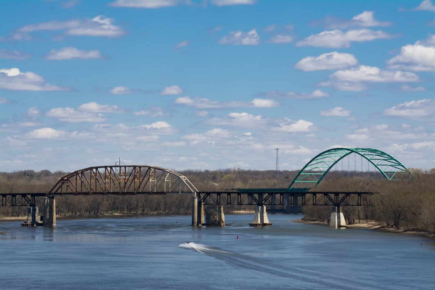 LaSalle Rail Bridge e Abraham Lincoln Memorial Bridge sul fiume Illinois in un pomeriggio primaverile.  La Salle, Illinois, Stati Uniti
